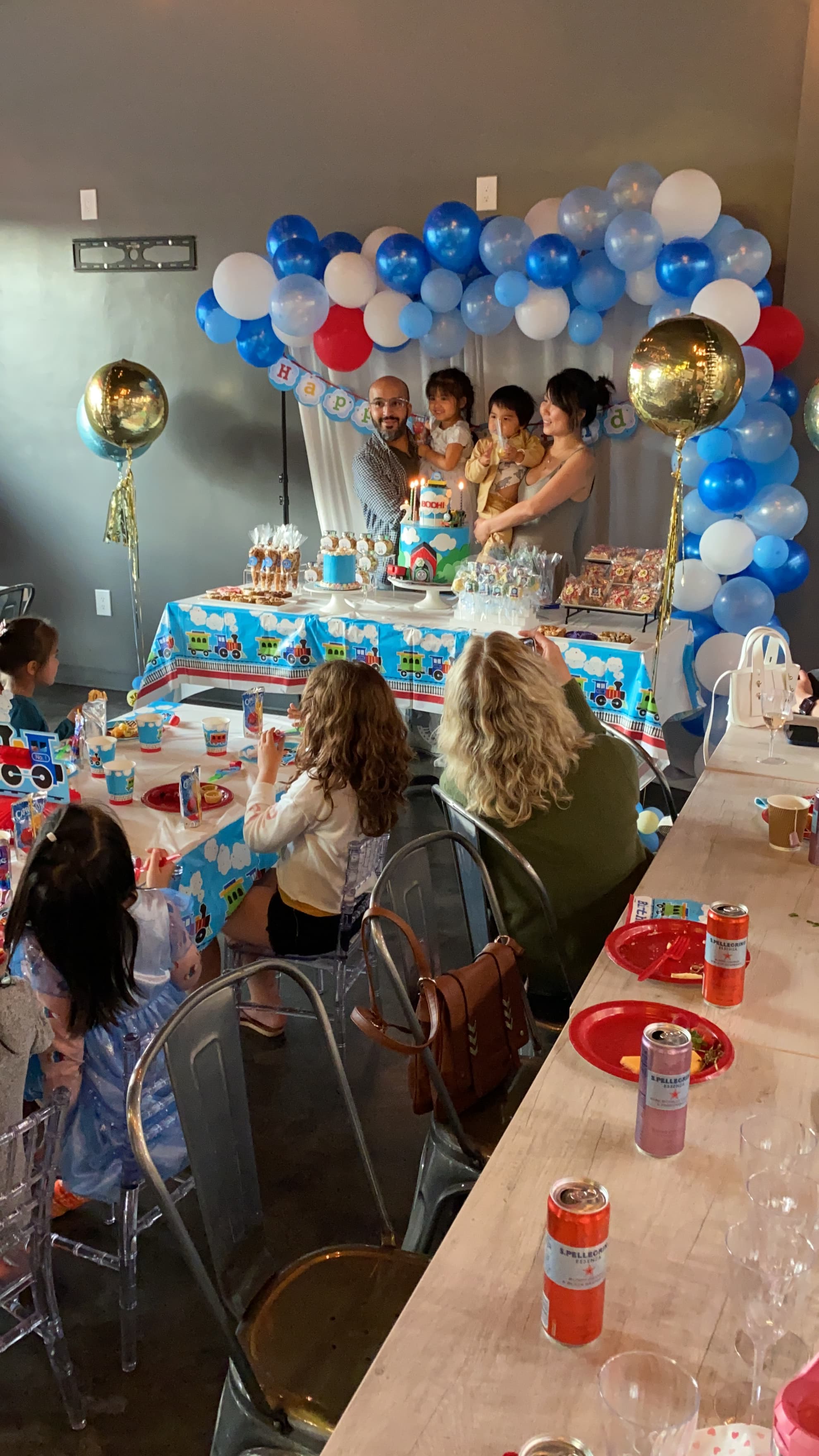 Table de desserts d’anniversaire Reine des Neiges avec gâteau bleu et décor de personnages