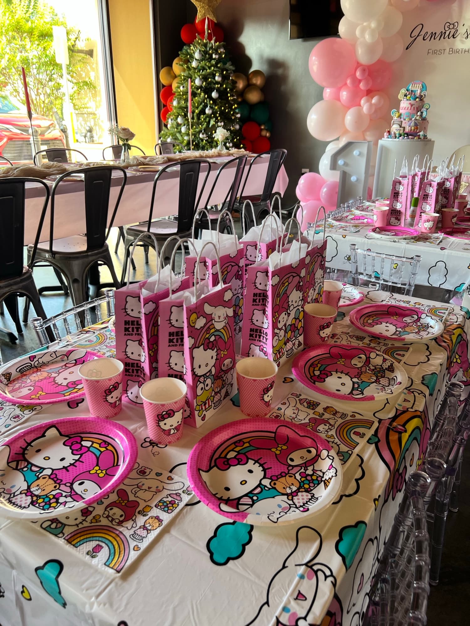 Table d’anniversaire Hello Kitty avec couverts roses et cadeaux assortis