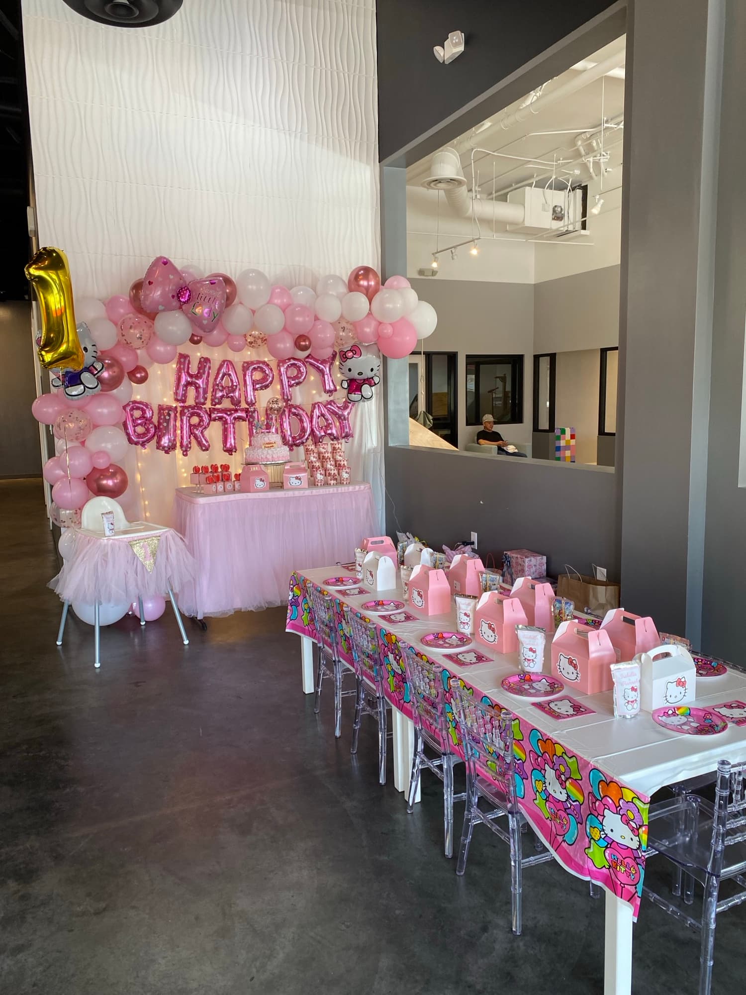 Table de desserts rose Happy Birthday avec cadeaux et fond de ballons